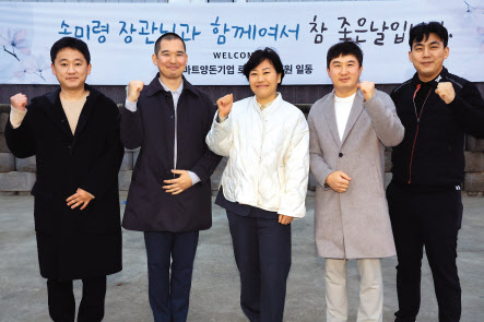 송미령(가운데) 농림축산식품부 장관이 6일 경기 평택 지능형 양돈장인 로즈팜에서 청년 축산농업인과 간담회 후 기념촬영을 하고 있다. [농림축산식품부 제공]