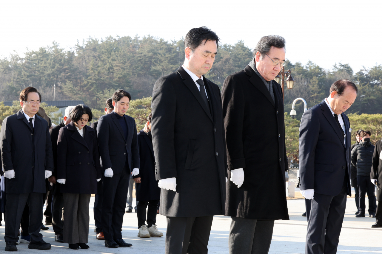 새로운미래 이낙연·김종민 공동대표가 7일 오전 광주 북구 운정동 국립 5·18민주묘지를 찾아 추모탑에 참배하고 있다. 연합뉴스