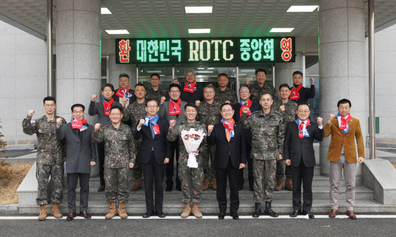 〈사진설명〉노행식 중앙회장(첫번째줄 왼쪽에서 여섯번째)을 비롯한 ROTC중앙회 임원단이 6일 육군 수도군단을 방문해 박정택 군단장(첫번째줄 왼쪽에서 다섯번째) 등 군 주요 직위자들과 국가안보 수호를 위한 파이팅을 외치며 기념촬영을 하고 있다.[ROTC중앙회 제공]