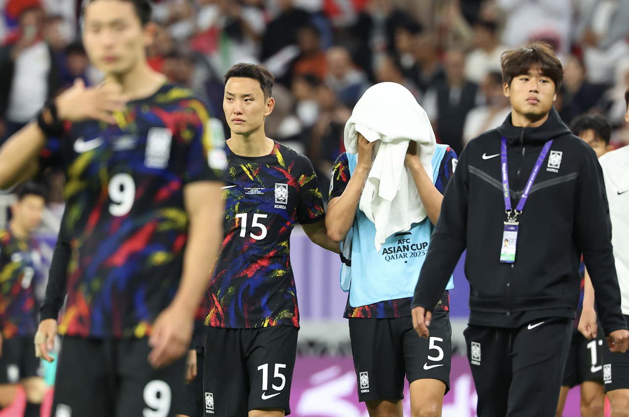 6일(현지시간) 카타르 알라이얀 아흐마드 빈 알리 스타디움 열린 2023 아시아축구연맹(AFC) 아시안컵 4강전 한국과 요르단 경기가 끝난 뒤 박용우가 수건으로 얼굴을 가린 채 동료들과 경기장을 나서고 있다. 한국은 이날 요르단 야잔 알나이마트와 무사 알타마리에게 골을 허용하며 아시아 정상을 향한 도전에 마침표를 찍었다. [연합]