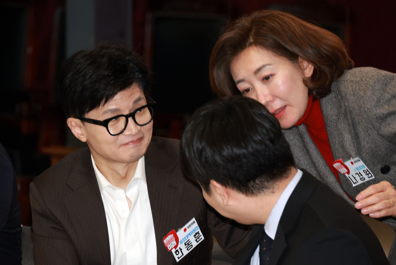 지난 달 24일 서울 숭실대학교 한경직기념관에서 '함께하는 대학생의 미래'를 주제로 열린 대학생 현장간담회에서 나경원 전 의원이 한동훈 국민의힘 비상대책위원장과 이야기를 나누고 있는 모습. 연합뉴스