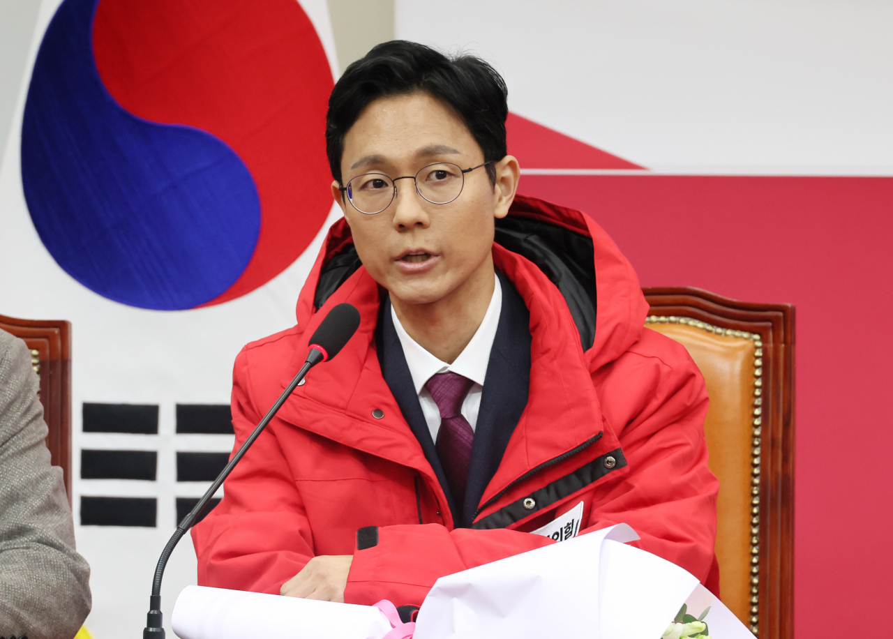 15일 국회에서 열린 국민인재 영입 환영식에서 전상범 전 의정부지방법원 부장판사가 인사말을 하고 있다. 연합뉴스