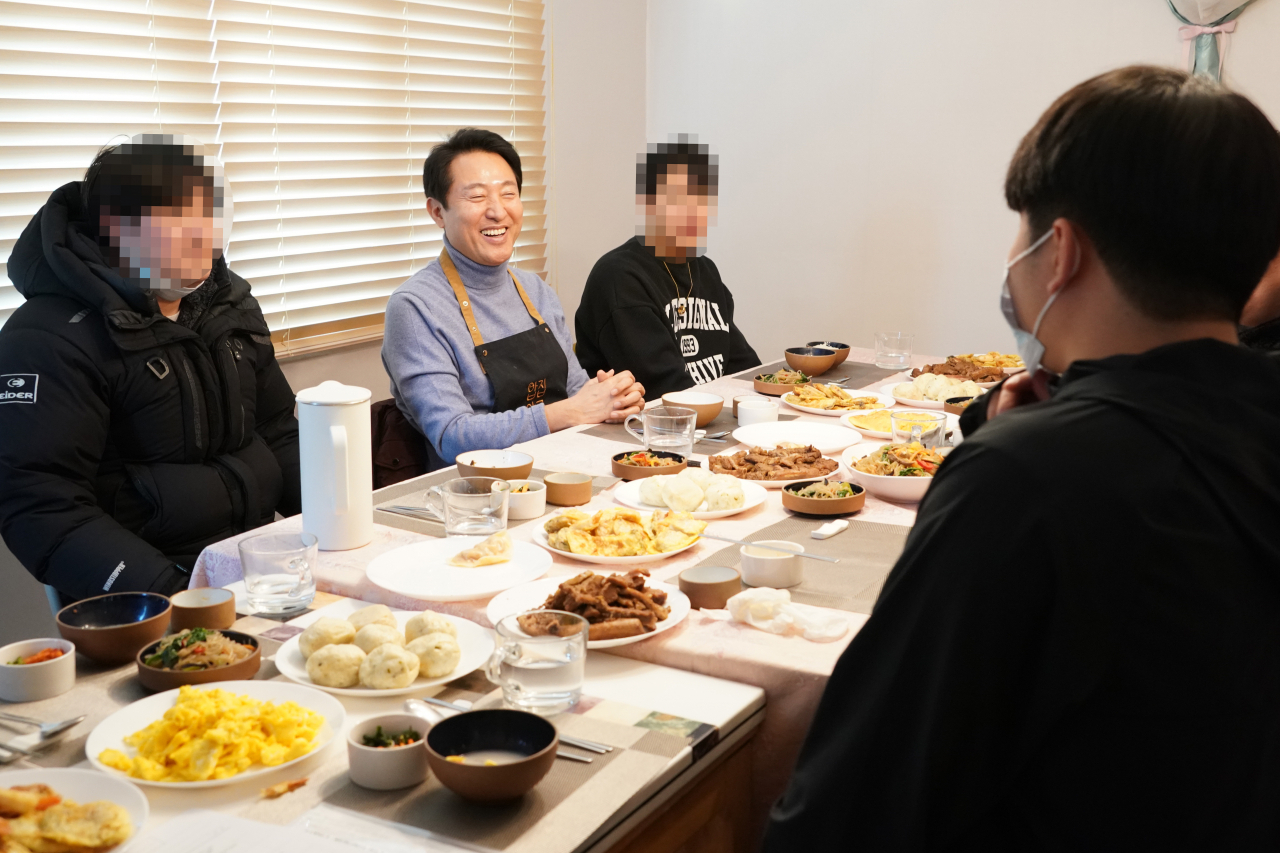 서울시는 시정 핵심철학인 약자와의 동행을 위해 총 2707억원을 투입해 자립준비청년, 약자아동·취약가족, 위기임산부 등 3개 대상을 위한 맞춤형 정책을 실시한다고 7일 밝혔다. 오세훈 서울시장이 자립준비청년과 소통하는 자리를 갖고 있다.[서울시 제공]