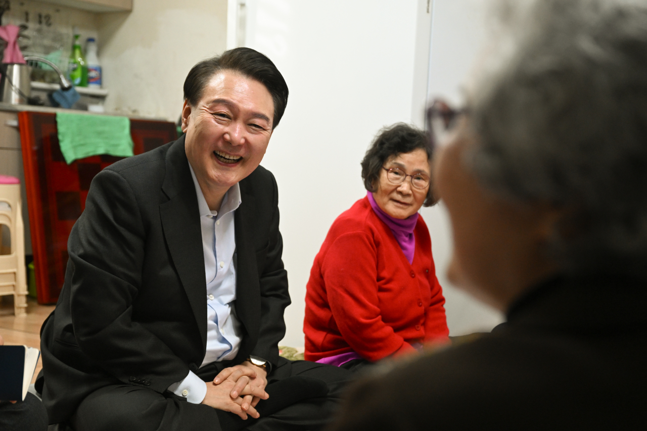 윤석열 대통령이 7일 서울 강북구의 한 미등록 경로당을 방문해 어르신들과 이야기를 나누고 있다. [연합]