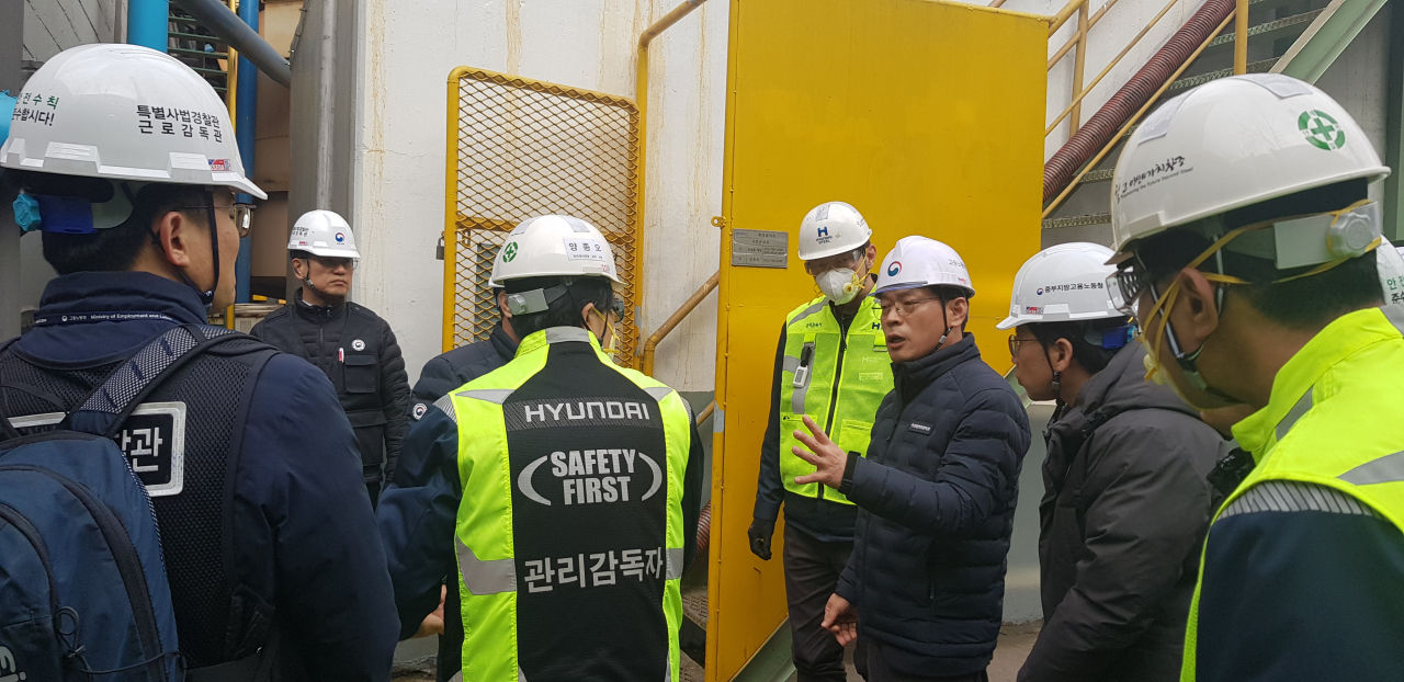 류경희 고용노동부 산업안전본부장(왼쪽 세번째)가 작업 중 사고로 1명이 숨지고 6명이 다친 현대제철 인천공장을 방문해 사고 현장을 살펴보고 철저한 조사를 지시하고 있다. [고용노동부 제공]