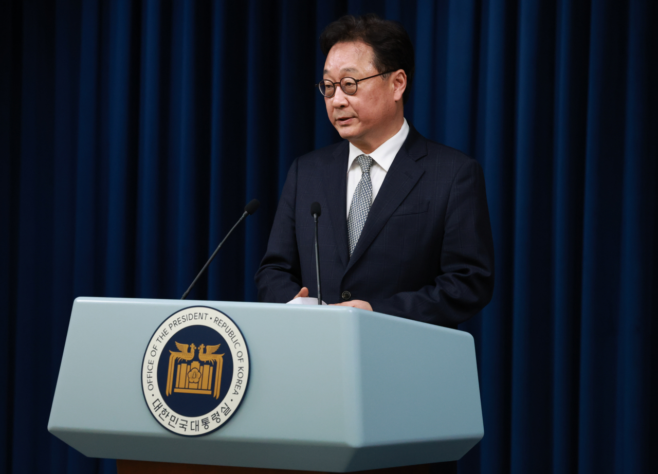 국가안보실 3차장에 임명된 왕윤종 경제안보비서관이 10일 서울 용산 대통령실 청사 브리핑룸에서 열린 정무직 인선 발표에 참석해 소감을 말하고 있다. [연합]