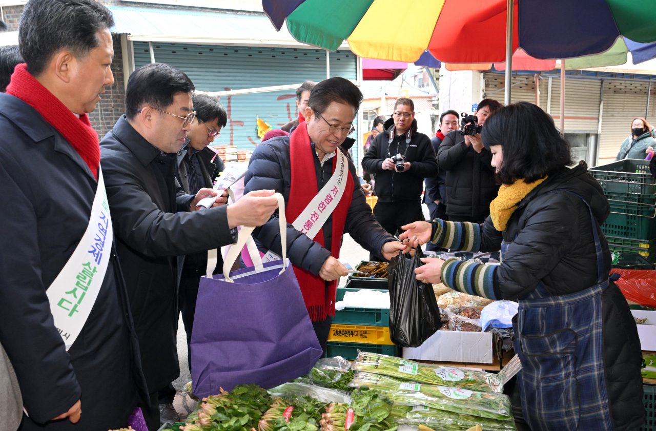 이철우 경북지사가 7일 구미에서 전통시장 장보기 행사를 하고 있다.[경북도 제공]
