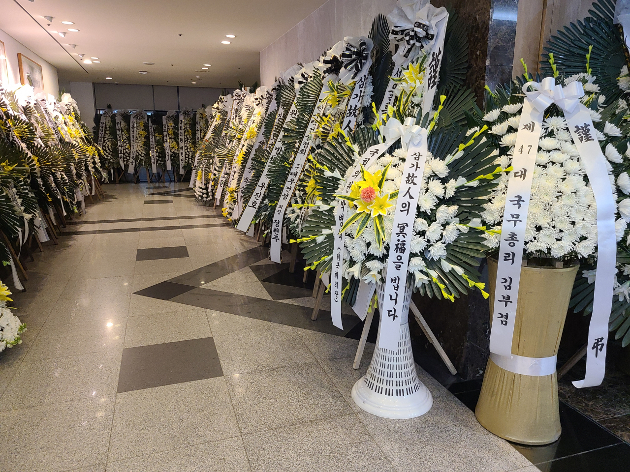 7일 서울 송파구 서울아산병원 장례식장에 마련된 배우 남궁원(본명 홍경일, 전 헤럴드 명예회장)씨의 빈소 앞에 줄 지은 근조 화환. 안대용 기자.