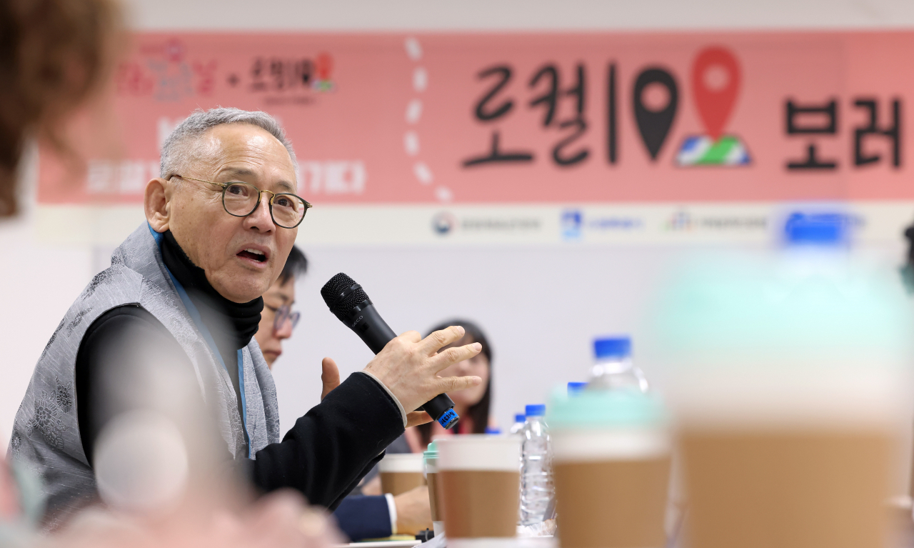 유인촌 문화체육관광부 장관이 7일 'K-수원, 로컬100으로 즐기다' 행사의 하나로 경기 수원시립미술관에서 행사에 참석한 외국인들과 함께 간담회를 갖고 인사말을 하고 있다. [연합]