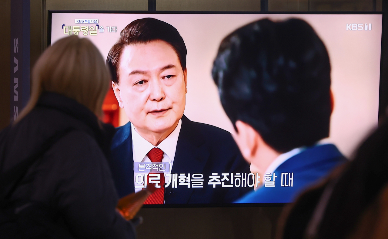 7일 오후 서울역 대합실에서 시민들이 KBS를 통해 녹화 방송되고 있는 윤석열 대통령의 특별 대담을 시청하고 있다. [연합]