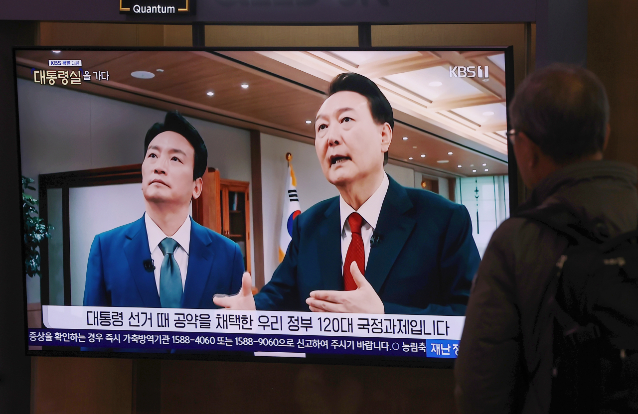 7일 오후 서울역 대합실에서 시민들이 KBS를 통해 녹화 방송되고 있는 윤석열 대통령의 특별 대담을 시청하고 있다. [연합]