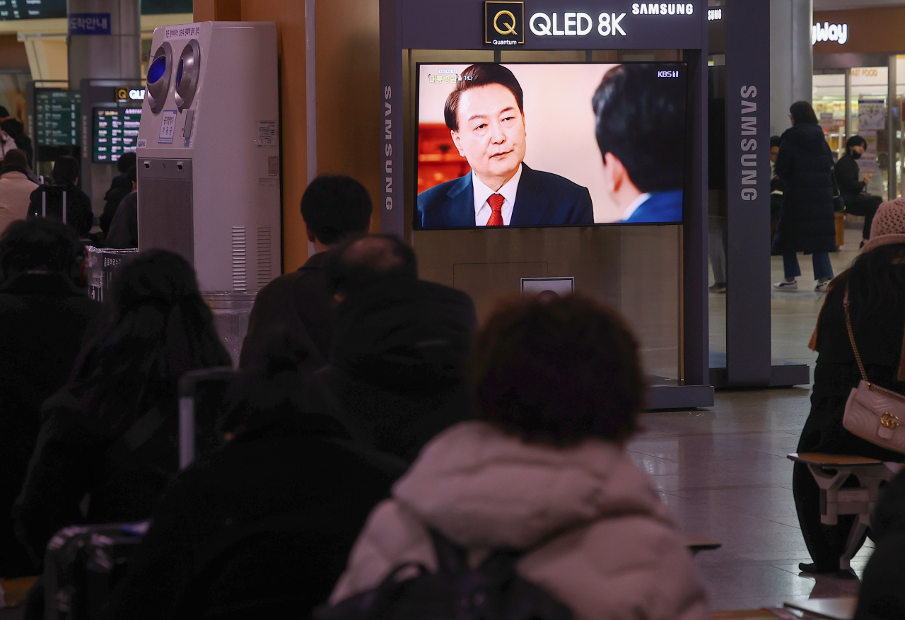 7일 오후 서울역 대합실에서 시민들이 KBS를 통해 녹화 방송되고 있는 윤석열 대통령의 특별 대담을 시청하고 있다. [연합]