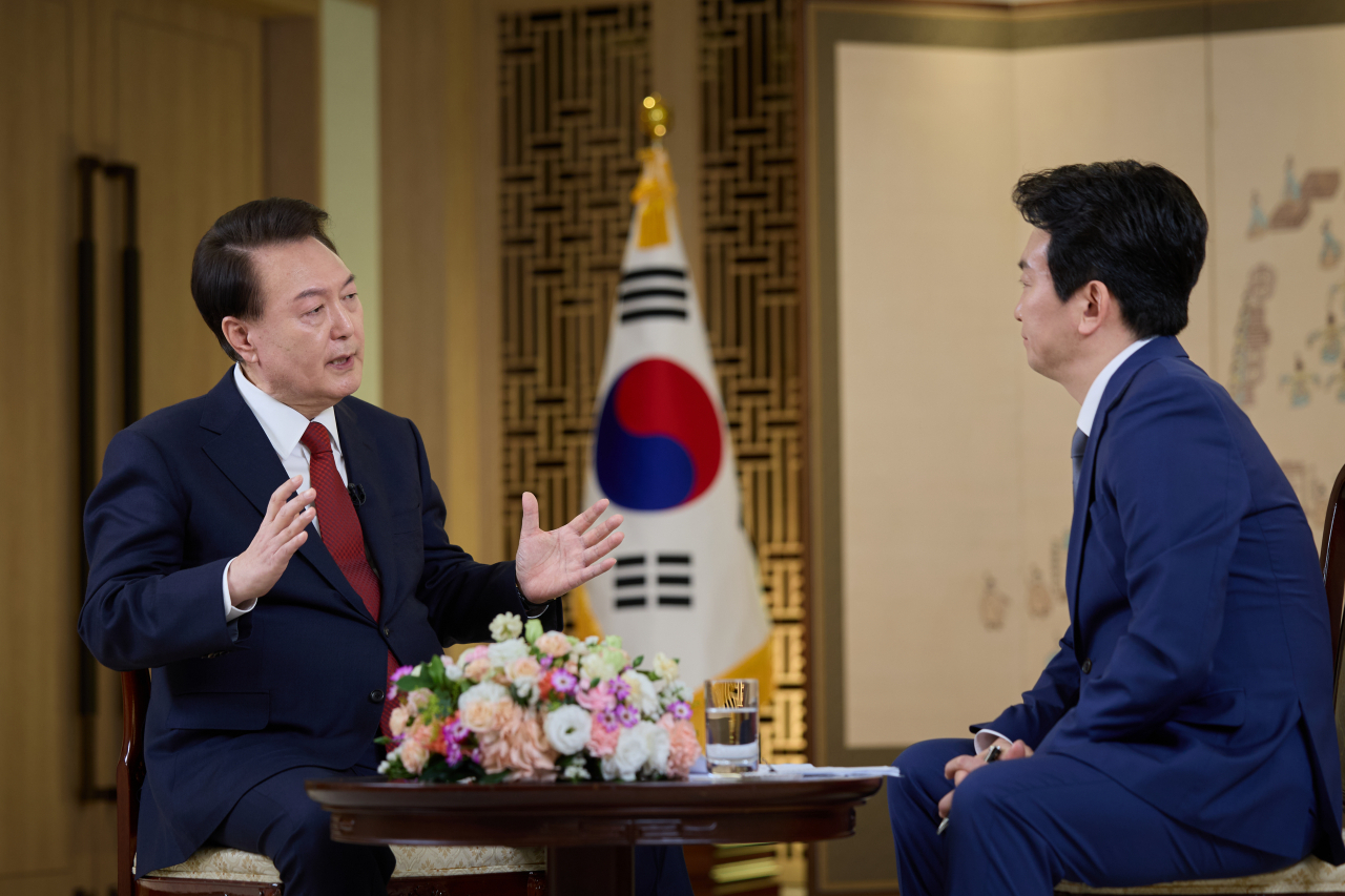 윤석열 대통령이 지난 4일 서울 용산 대통령실 청사에서 KBS와 특별대담을 하고 있다. [연합]
