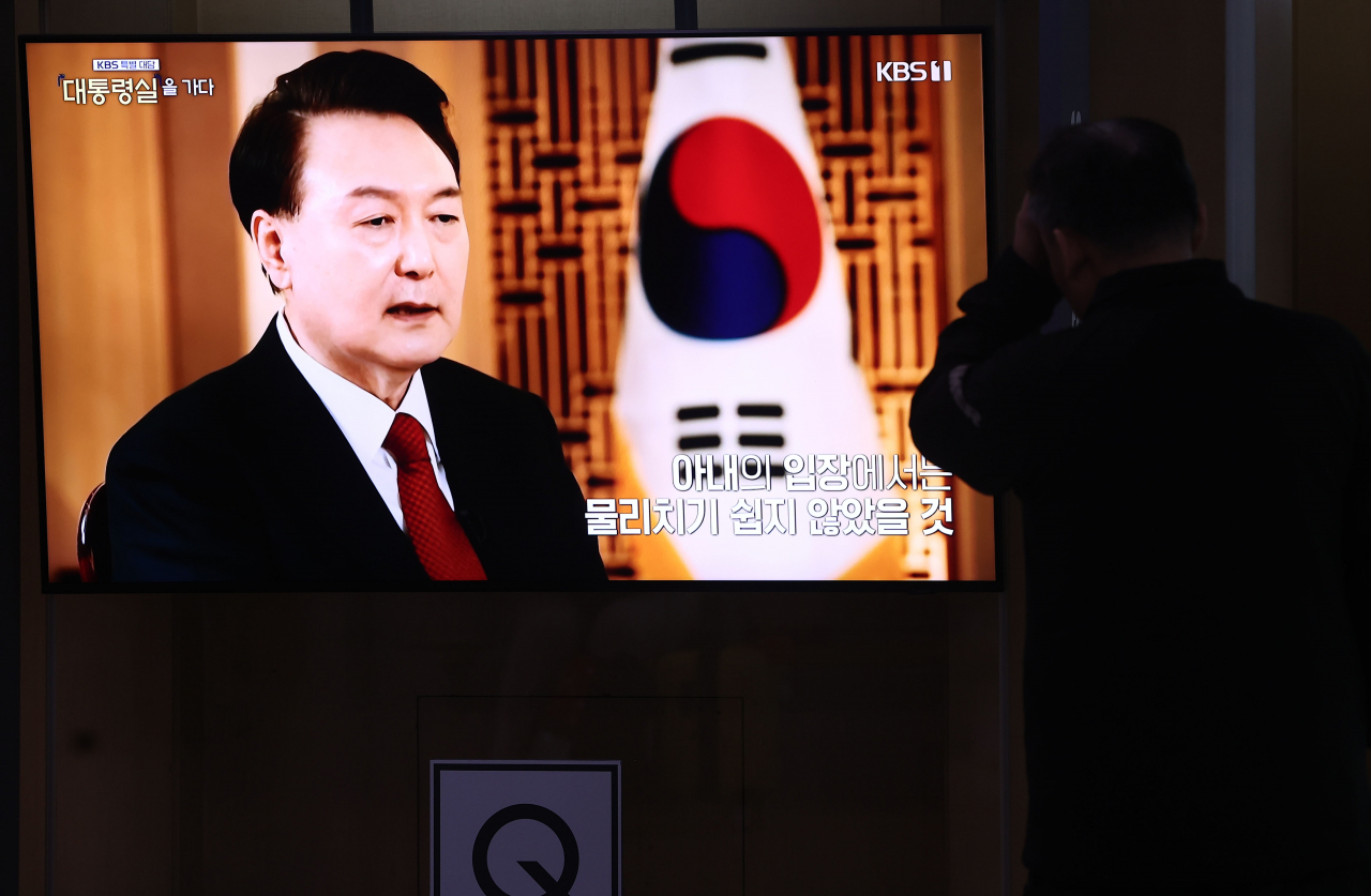 7일 오후 서울역 대합실에서 시민들이 KBS를 통해 녹화 방송되고 있는 윤석열 대통령의 특별 대담을 시청하고 있다. [연합]
