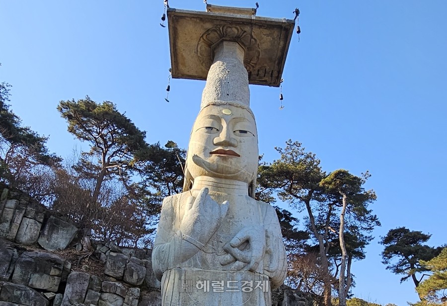 높이 18m파격적 거대불상...민중의 염원을 담았다 [정용식의 내마음대로 사찰여행 비경 100선]