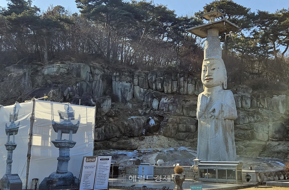 은진미륵 앞에는 석등과 오층석탑이 있다. 석등은 화엄사 석등 다음으로 큰 것이라 한다.