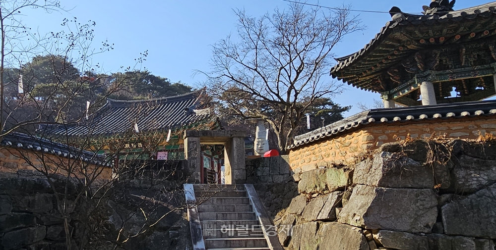 관촉사 경내로 통하는 석문