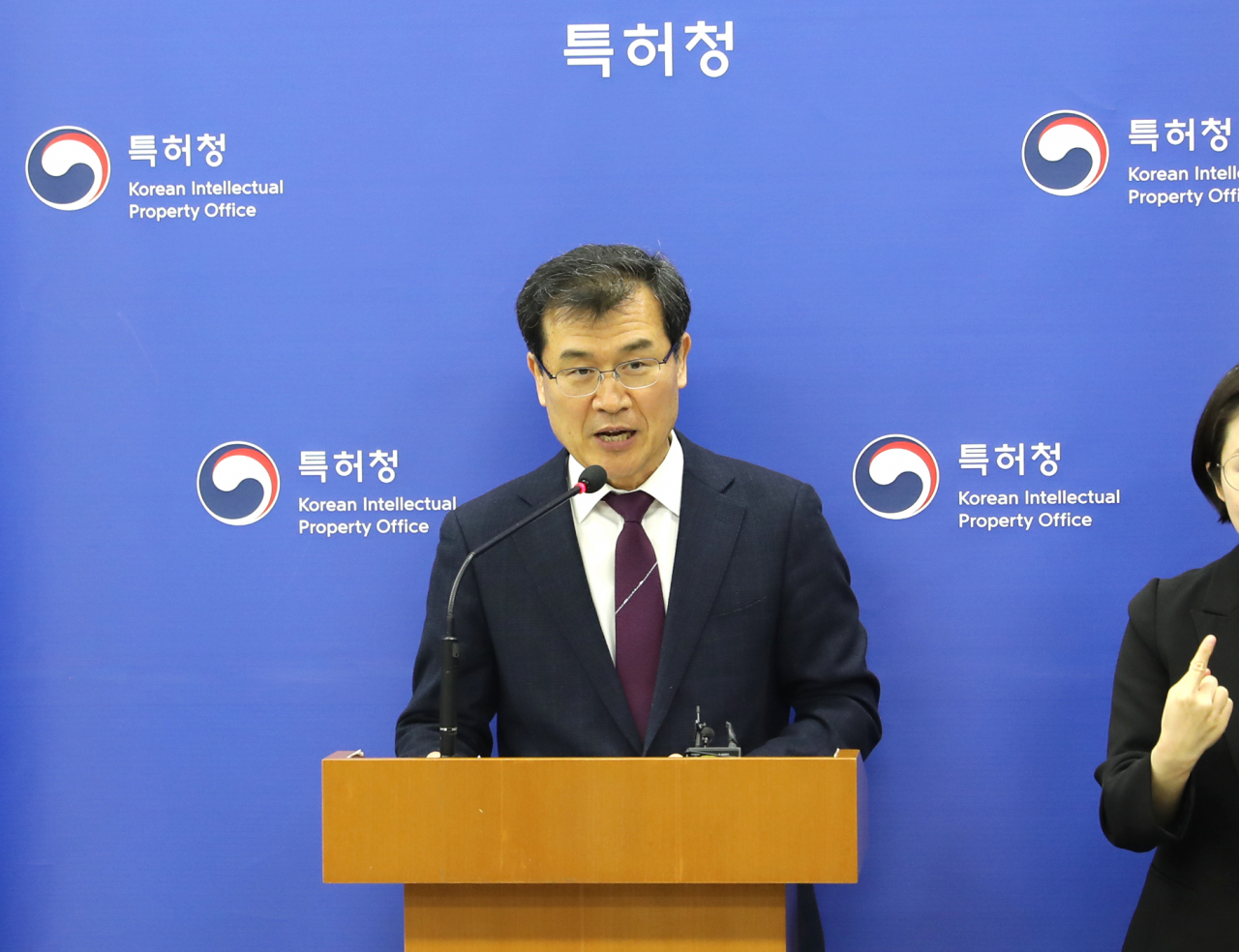 김시형 특허청장 직무대리가 7일 대전정부청사에서 기자브리핑을 열고 ‘2024년도 특허청 주요 정책 추진계획’을 발표하고 있다.