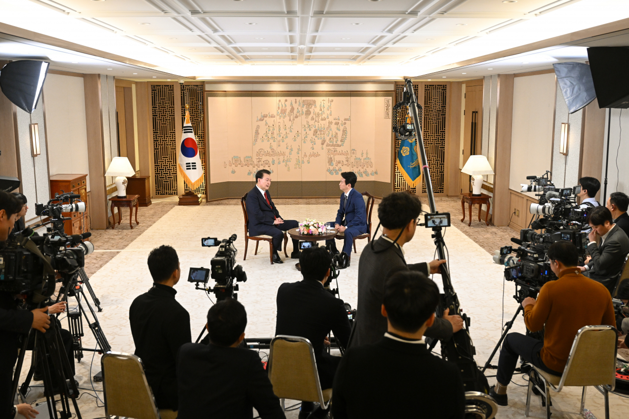 윤석열 대통령이 지난 4일 서울 용산 대통령실 청사에서 KBS와 특별대담을 하고 있다. [연합]