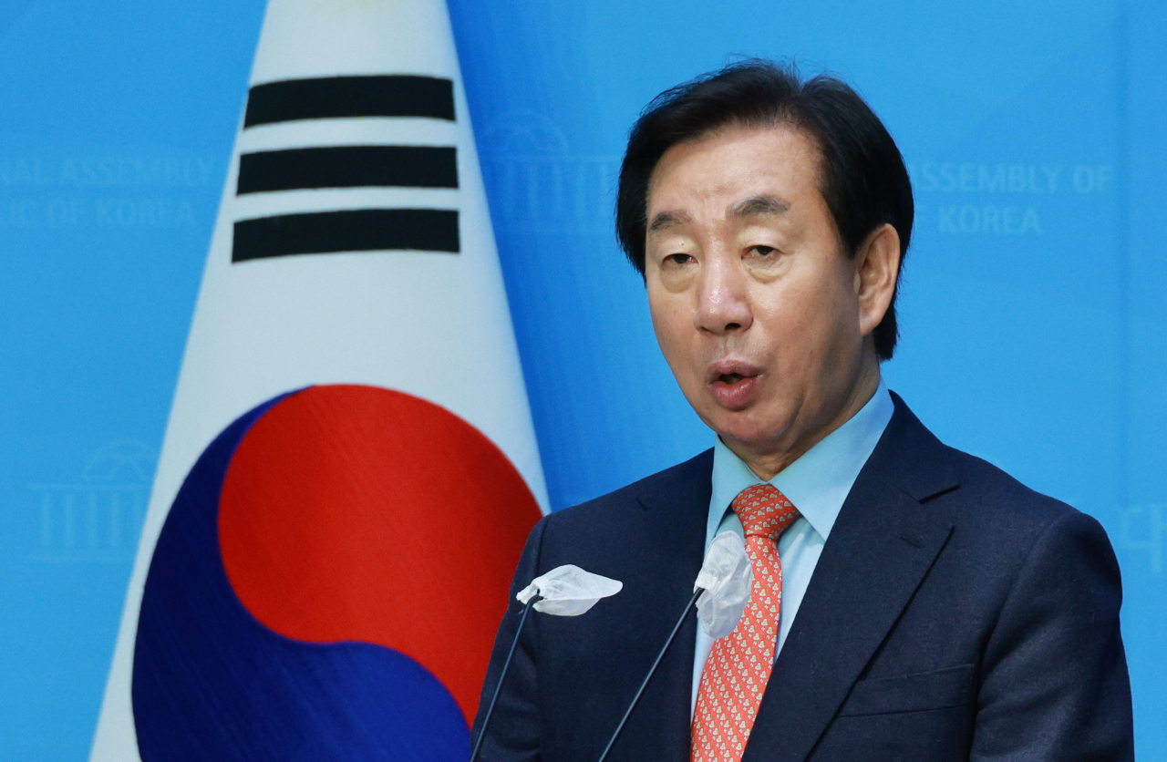 서울 강서을 예비후보인 자유한국당(국민의힘 전신) 김성태 전 원내대표가 지난 7일 오전 국회 소통관에서 22대 총선 공천 부적격 결정에 대한 입장을 밝히기 위해 단상으로 향하고 있다. [연합]