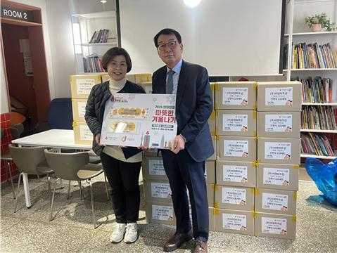 서울 중구는 필동 소재 기업인 피앤피주성과 주성씨앤에어가 설 명절을 맞아 취약계층을 위해 간편식 120세트를 기부했다고 8일 밝혔다. 사진은 기부 물품을 전달하는 박진수 비앤피주성 및 주성씨앤에어대표와 이수정 필동 동장.[중구 제공]