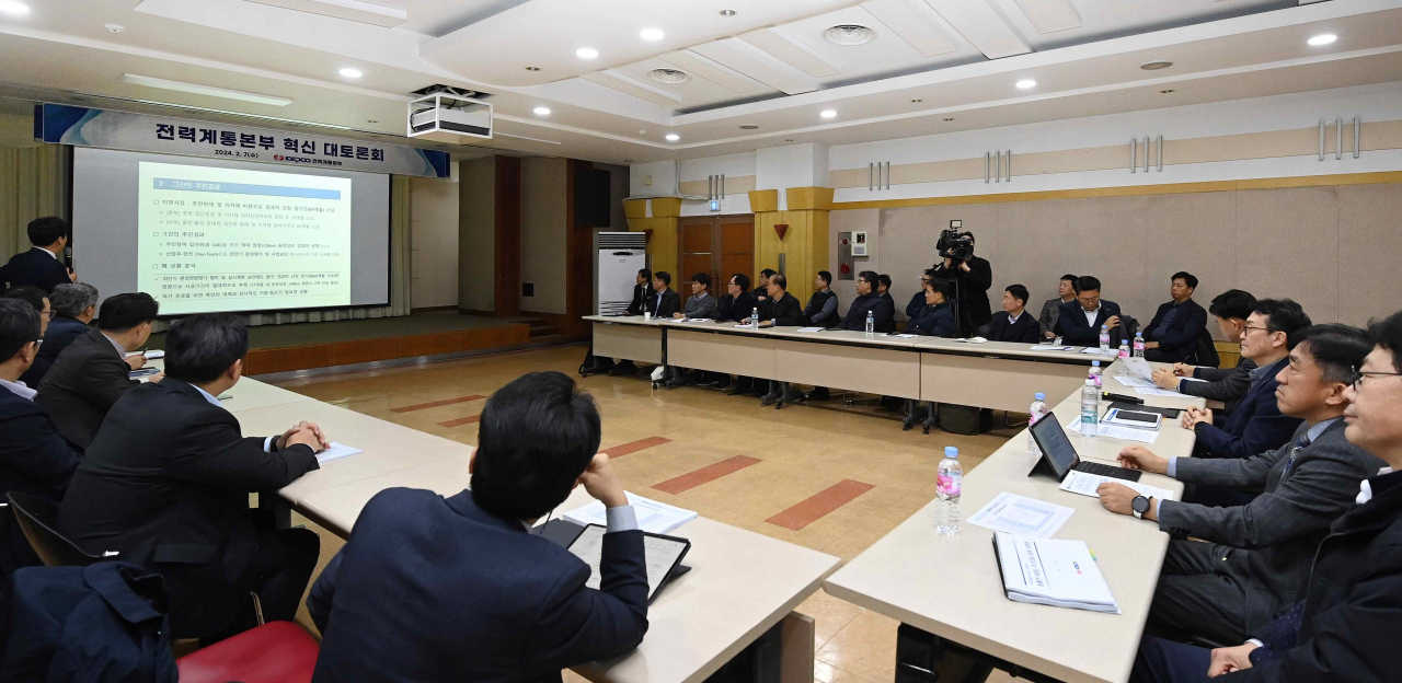 한국전력 전력계통본부 사업소장 56명이 7일 경인건설본부에서 진행된 전력 고속도로 건설 및 안정적 공급을 위한 혁신대토론회에서 주요현안을 청취하고 있다.[한국전력 제공]