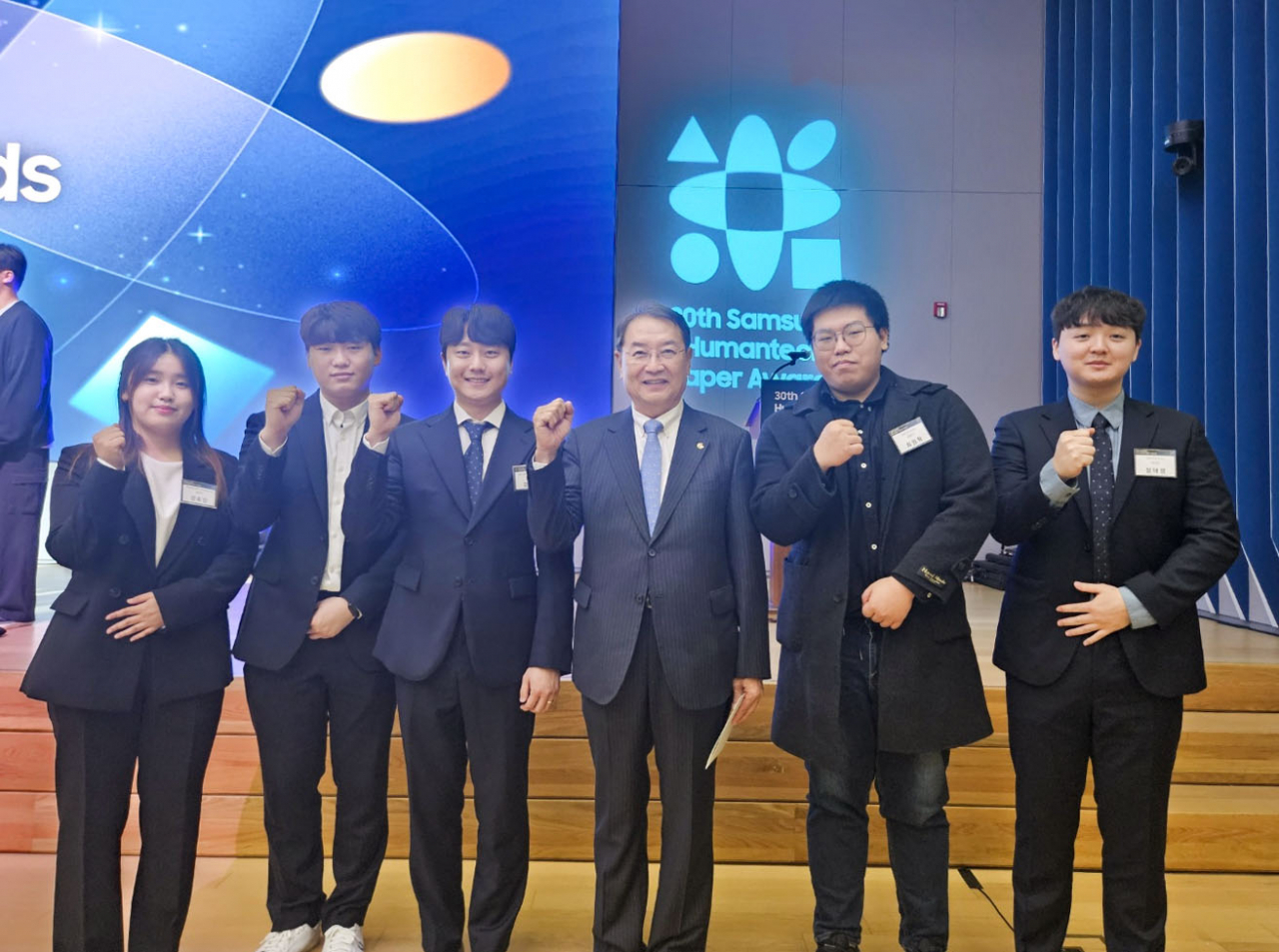 이건우(왼쪽부터 네번째) DGIST 총장이 삼성휴먼테크논문대상 수상자들과 기념촬영을 하고 있다.[DGIST 제공]