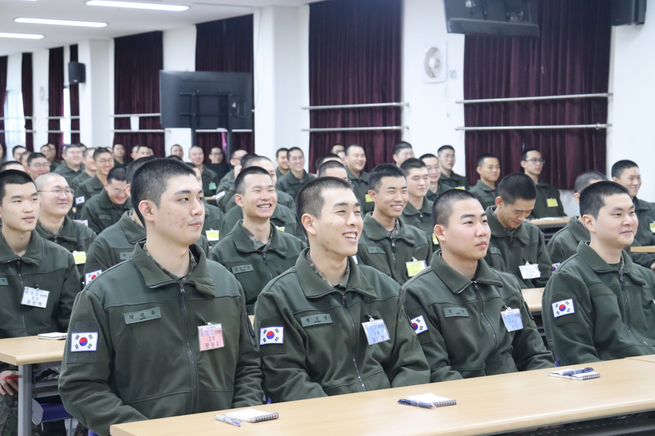 육군 36사단 신병교육대대 소속 병사들이 플리스형 스웨터를 입고 생활하는 모습. [국방부 제공]