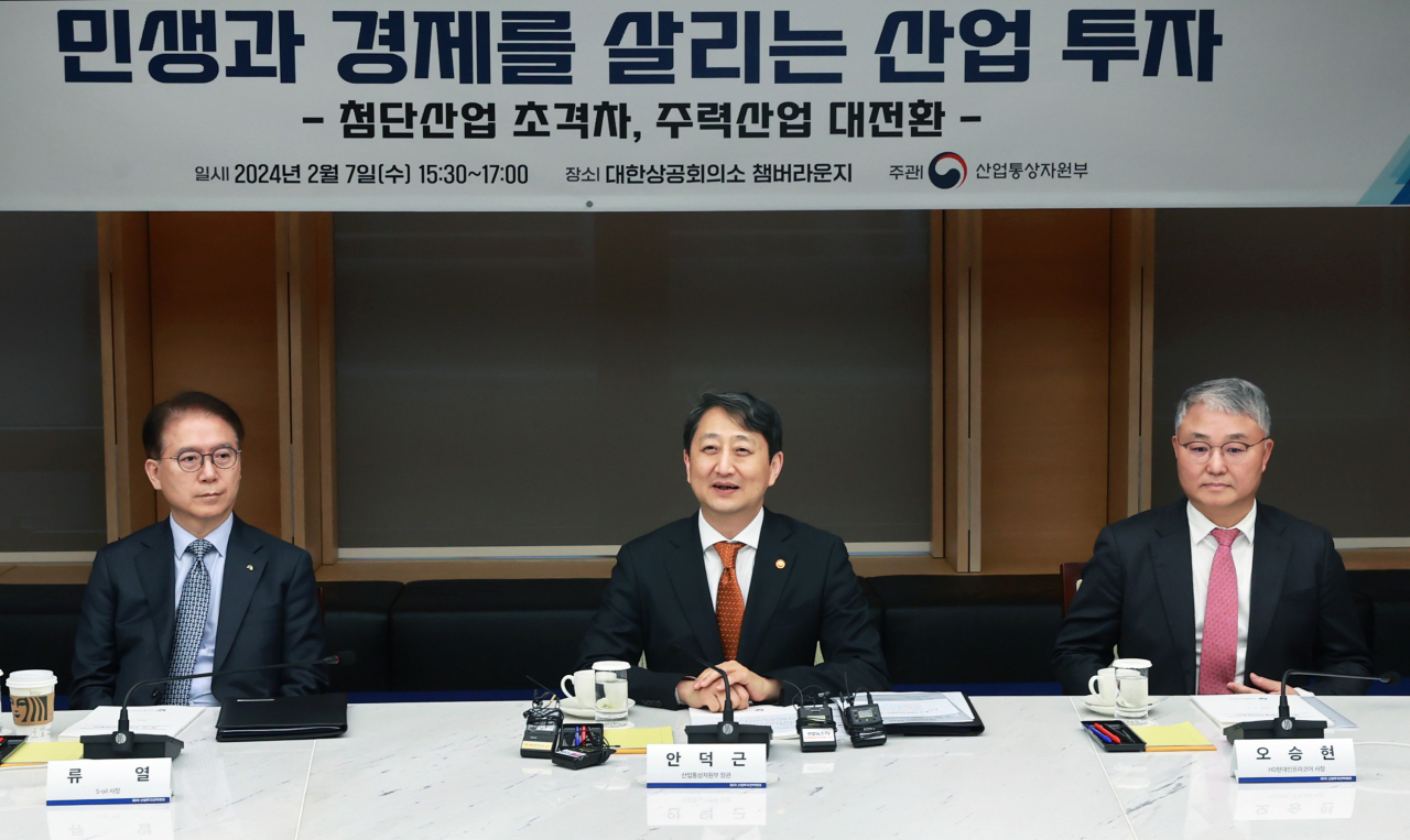 안덕근(가운데) 산업통상자원부 장관이 7일 서울 중구 대한상공회의소 챔버라운지에서 제1차 산업투자전략회의를 주재하고 있다. [연합]