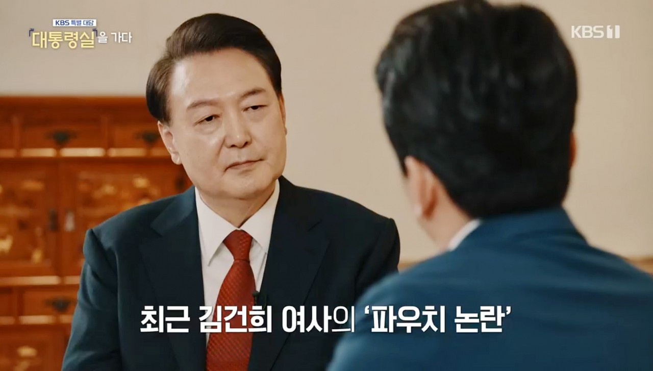 윤석열 대통령이 7일 오후 KBS 1TV를 통해 방송된 ‘특별대담 대통령실을 가다’에서 김건희 여사 파우치 논란과 관련해 앵커의 질문을 받고 있다. [연합]
