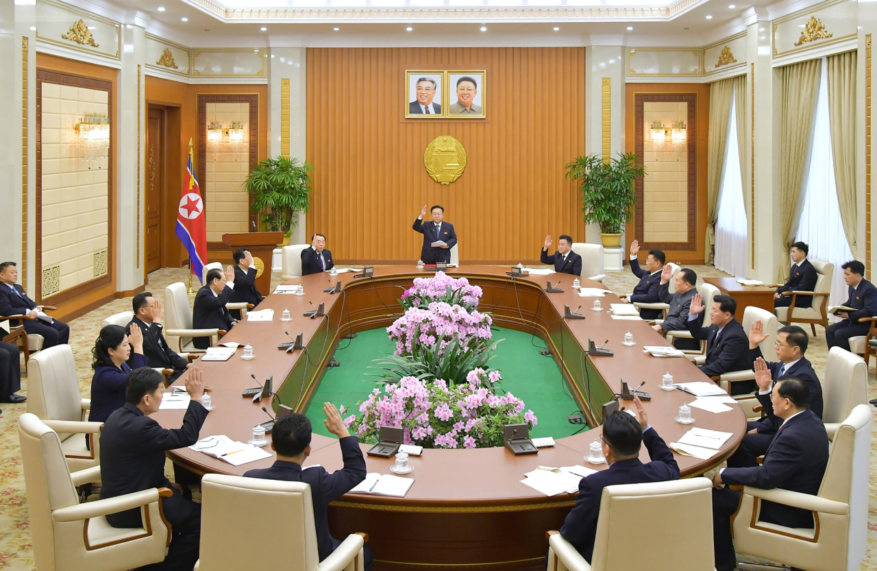 북한 노동당 기관지 노동신문은 전날 열린 최고인민회의 상임위원회 전원회의에서 ‘조선민주주의인민공화국 북남경제협력법, 금강산국제관광특구법과 그 시행규정들, 북남경제협력관련합의서들을 폐지함에 대하여’를 전원일치로 채택했다고 8일 보도했다. [평양 노동신문=뉴스1]