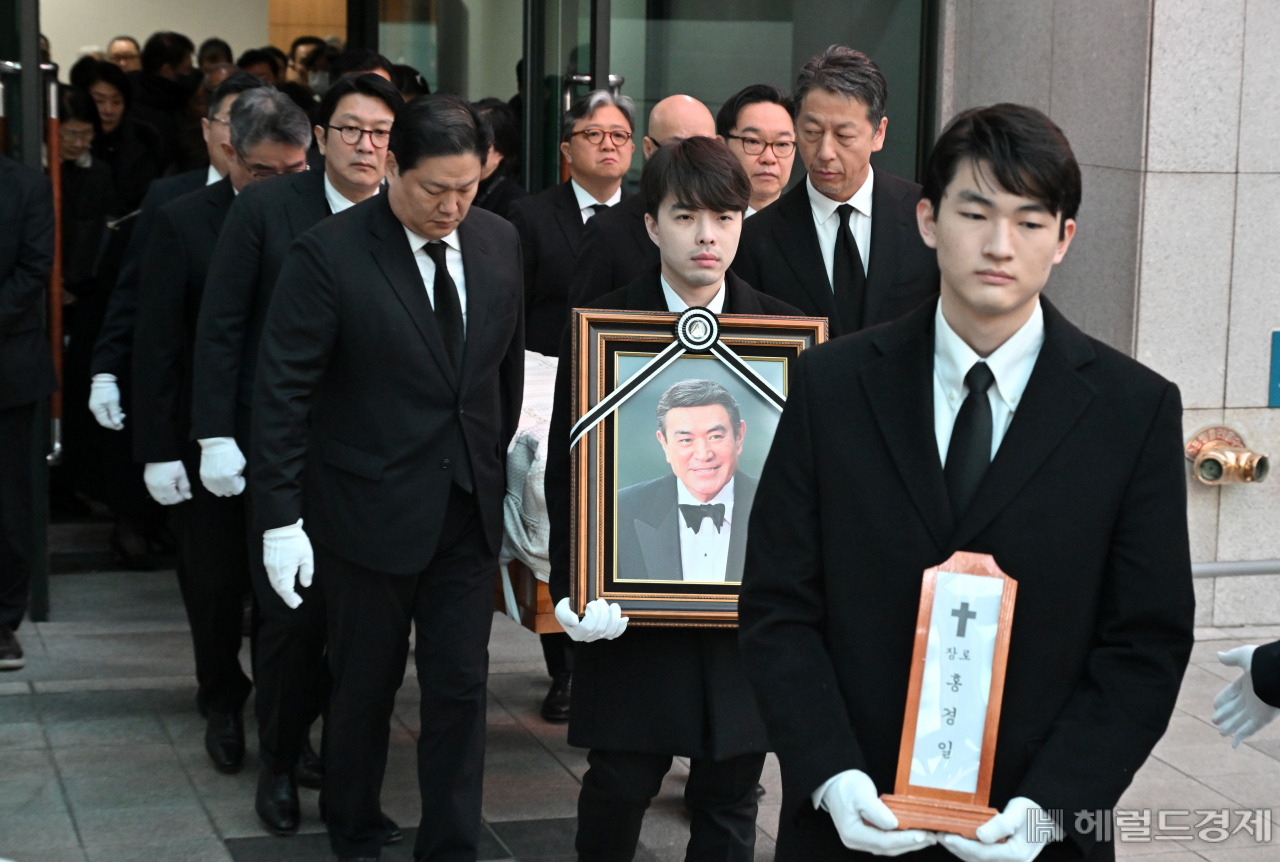 8일 서울 송파구 서울아산병원 장례식장에서 배우 고(故) 남궁원(본명 홍경일, 전 헤럴드 명예회장) 씨 발인이 엄수되고 있다. 임세준 기자