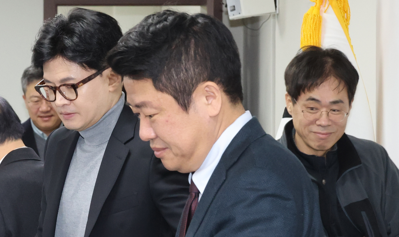 한동훈 국민의힘 비상대책위원장과 유의동 정책위의장, 김경율 위원 등이 8일 여의도 당사에서 열린 비대위 회의에 참석하고 있다. [연합]