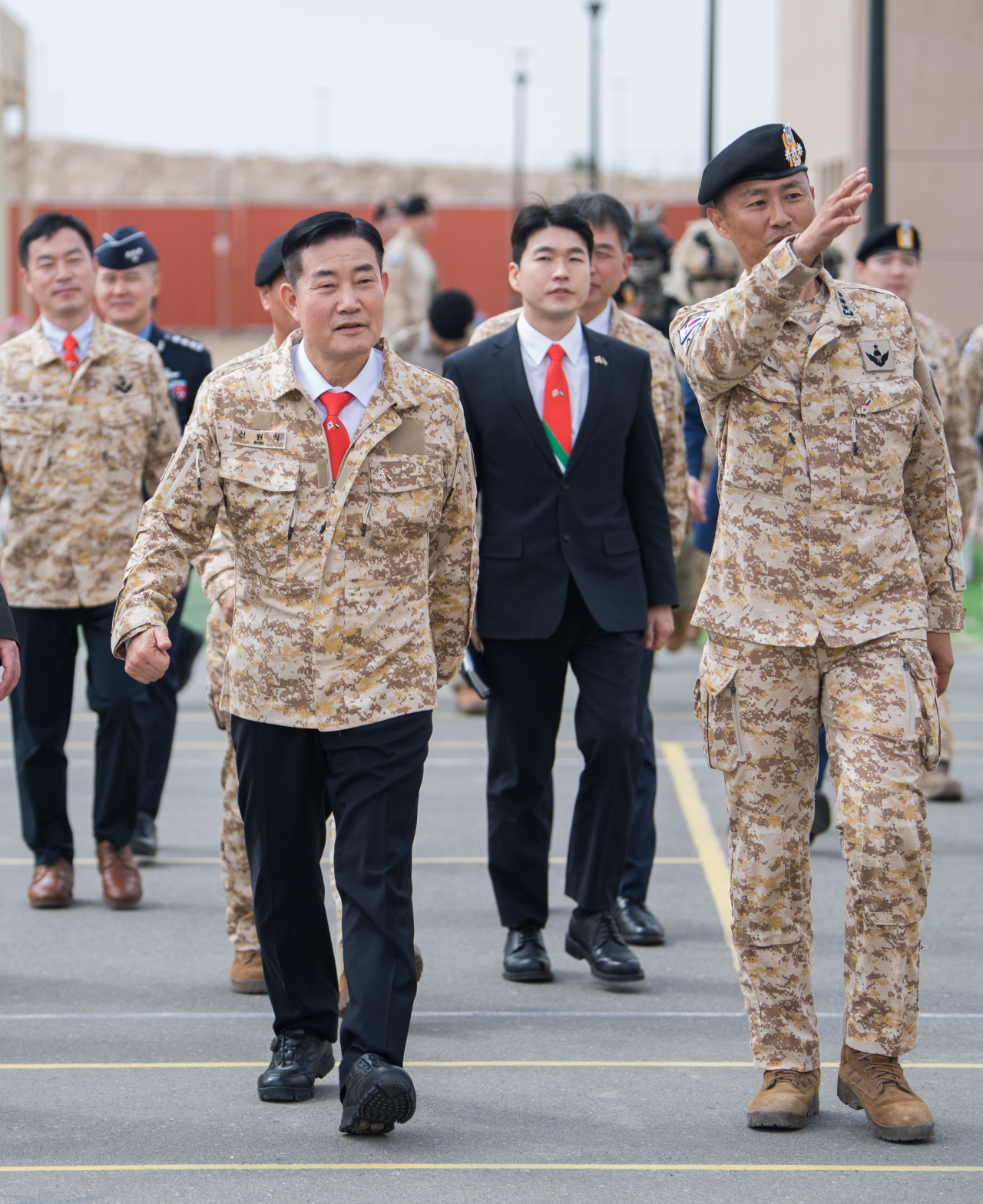 아랍에미리트(UAE)를 공식 방문 중인 신원식 국방부장관이 3일(현지시각) 아크부대를 찾아 부대 곳곳을 돌아보고 있다. [연합]