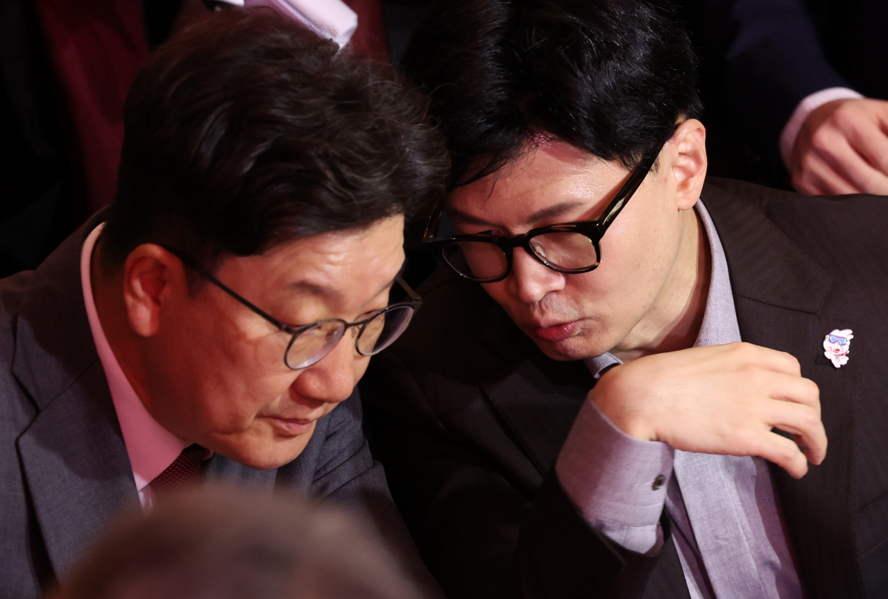 지난 1월 8일 강원 원주시 인터불고 호텔에서 열린 2024 국민의힘 강원특별자치도당 신년인사회에서 한동훈 비대위원장(오른쪽)이 권성동 의원과 대화하고 있다. [연합]