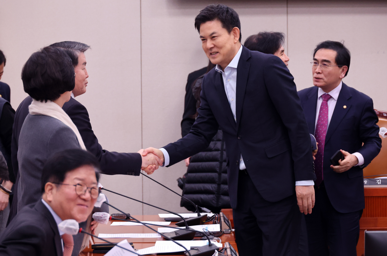 지난 1월 9일 국회 외교통일위원회에서 김태호 위원장이 야당 의원들과 인사하고 있다. [연합]