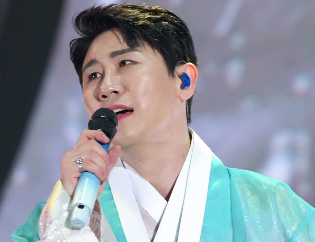 설명절을 앞둔 시점, 한복 입은 가수 영탁