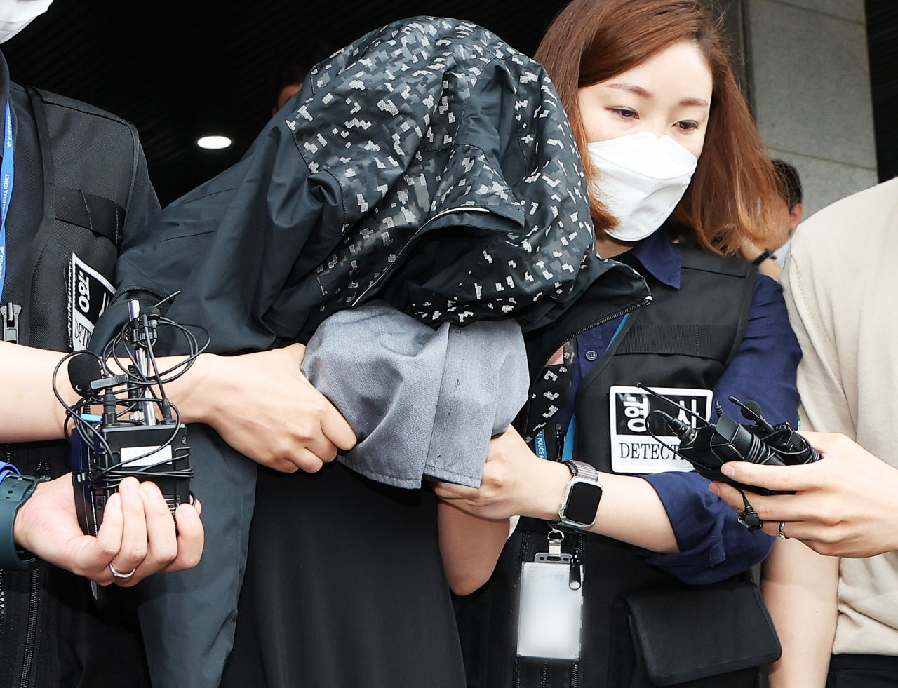 살인 및 사체은닉 혐의로 구속된 '수원 냉장고 영아시신 사건' 피의자 30대 친모 A씨가 지난해 6월 30일 오전 경기도 수원남부경찰서에서 검찰로 송치되고 있다. [연합]