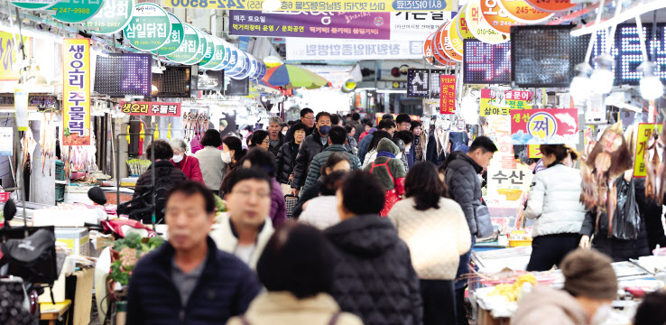 7일 오후 경남 창원시 마산어시장을 찾은 시민들이 장을 보고 있다. [연합]