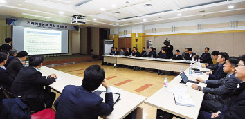 한국전력 전력계통본부 사업소장 56명이 7일 경인건설본부에서 진행된 전력 고속도로 건설 및 안정적 공급을 위한 혁신대토론회에서 주요현안을 청취하고 있다. [한국전력 제공]
