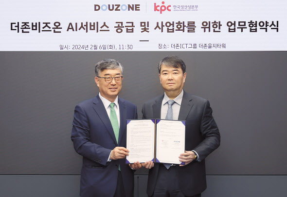 안완기(왼쪽) 한국생산성본부 회장과 김용우 더존비즈온 회장이 생성형 AI서비스 도입 관련 협약을 하고 있다.[한국생산성본부 제공]