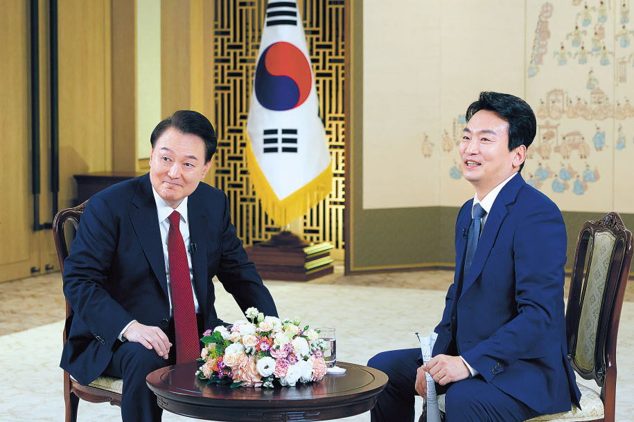 윤석열 대통령이 지난 4일 서울 용산 대통령실 청사에서 가진 KBS ‘특별대담 대통령실을 가다’에서 박장범 KBS 앵커와 대담을 하고 있다. 대담은 사전녹화 및 편집을 거쳐 7일 밤 KBS 1TV를 통해 94분간 방송됐다. [연합]