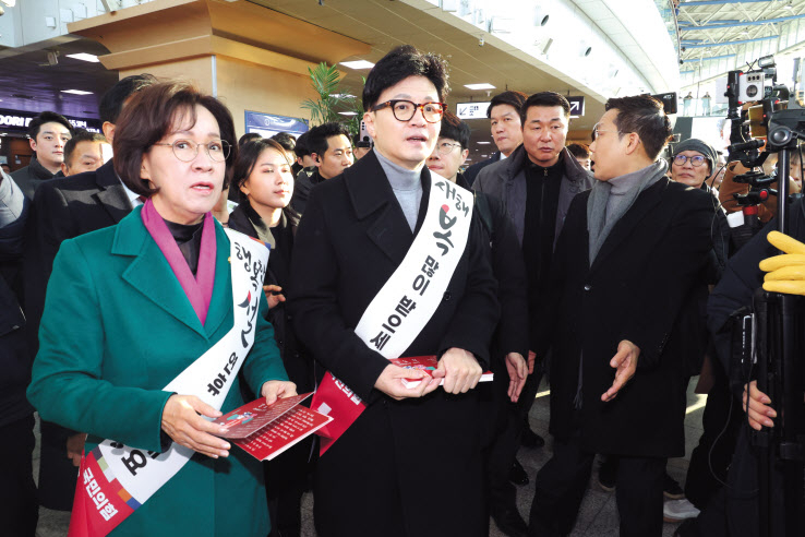 한동훈 국민의힘 비상대책위원장이 8일 오전 서울 용산구 서울역 KTX 대합실에서 시민들에게 설 귀성 인사를 하고 있다. [연합]