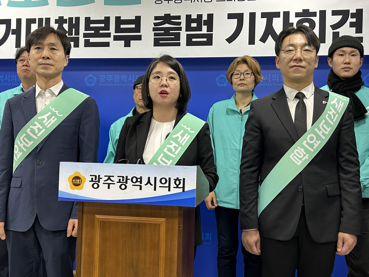 새진보연합 지도부가 8일 오전 광주시의회에서 기자회견을 열고 광주 선거대책본부 출범을 선언하고 있다. 오른쪽부터 김상균 공동선대위원장, 용혜인 상임선대위원장, 한창민 공동선대위원장[연합]