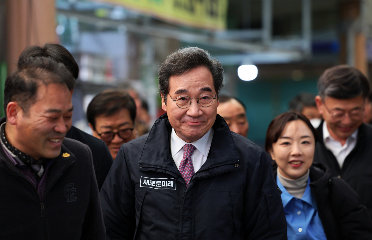 새로운미래 이낙연 공동대표가 8일 오전 전남 목포시 동부시장에서 이동하고 있다.[연합]