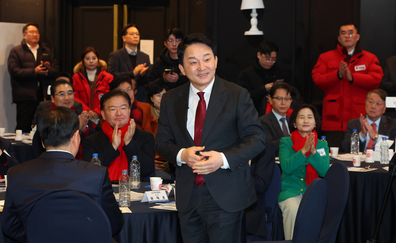 원희룡 전 국토교통부 장관이 1일 오전 인천 연수구 라마다송도호텔에서 열린 인천경영포럼 조찬강연회에서 '원희룡의 길, 대한민국의 길'을 주제로 강연하기 위해 단상으로 이동하고 있다. [연합]