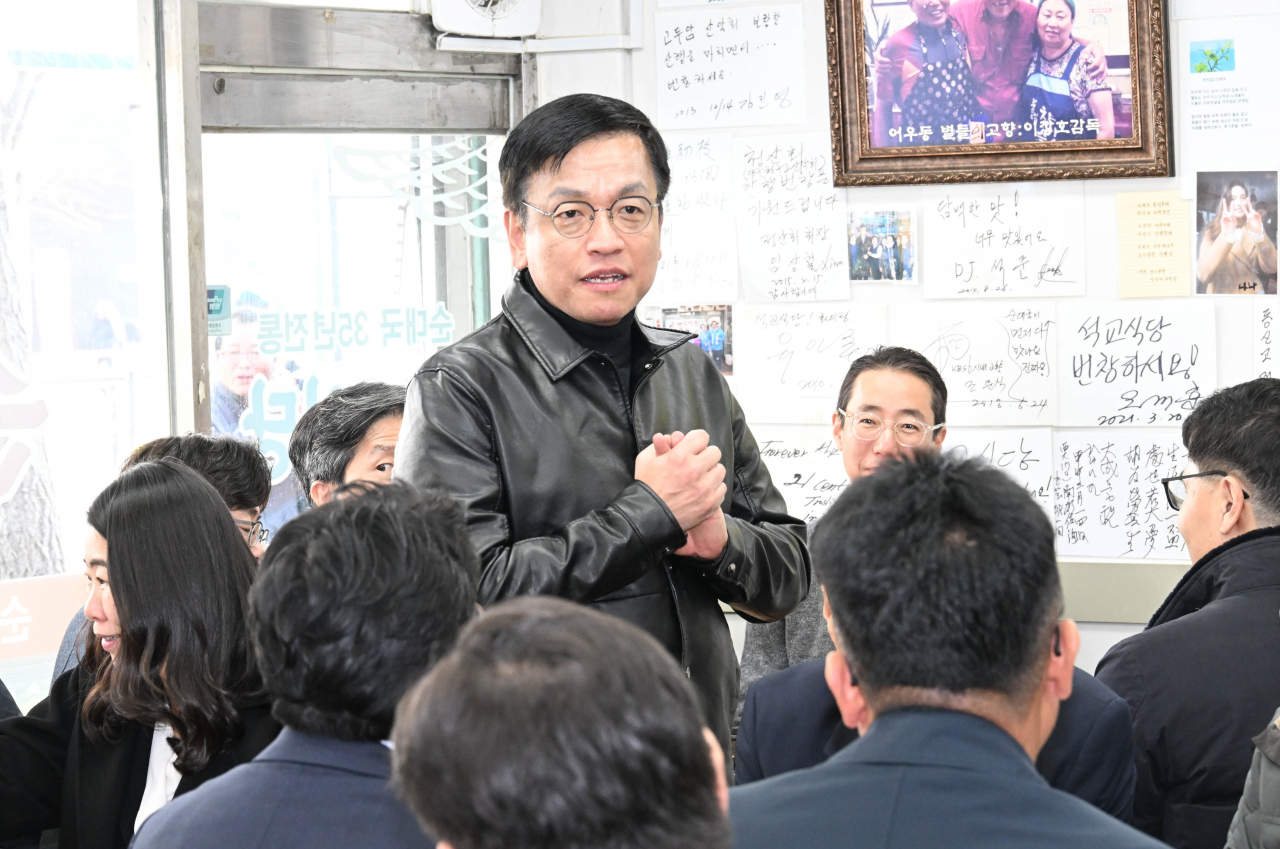 최상목 부총리 겸 기획재정부 장관이 8일 서울 서대문구 소재 독립문 영천시장 내 식당에서 재정경제금융관들과 오찬 간담회를 하고 있다. [연합]