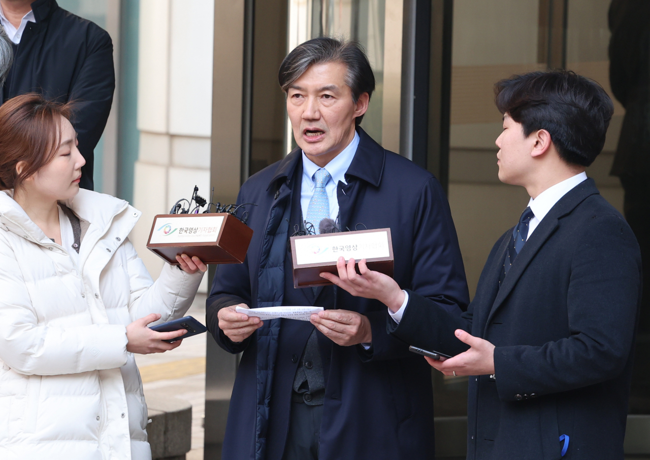 자녀 입시 비리와 청와대 감찰 무마 등 혐의로 2심에서 징역 2년 실형을 선고받은 조국 전 법무부 장관이 8일 오후 서울 서초구 서울고등법원에서 열린 항소심 선고공판을 마친 뒤 법원을 나서며 취재진의 질문에 답하고 있다. [연합]