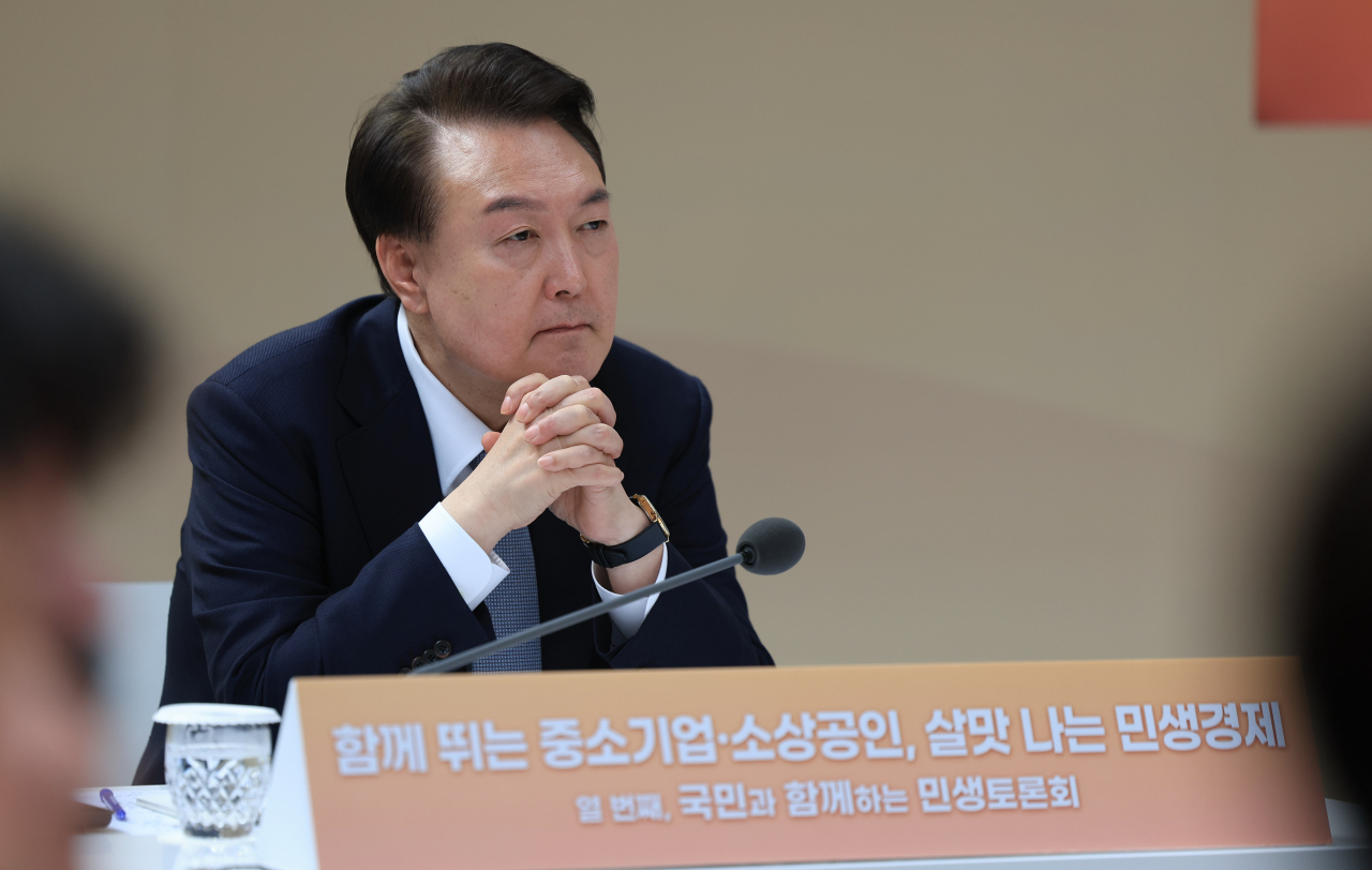윤석열 대통령이 8일 서울 성동구 레이어57에서 열린 '국민과 함께하는 민생토론회 - 열 번째, 함께 뛰는 중소기업·소상공인, 살맛나는 민생경제'에서 토론자들의 발언을 듣고 있다. 연합뉴스