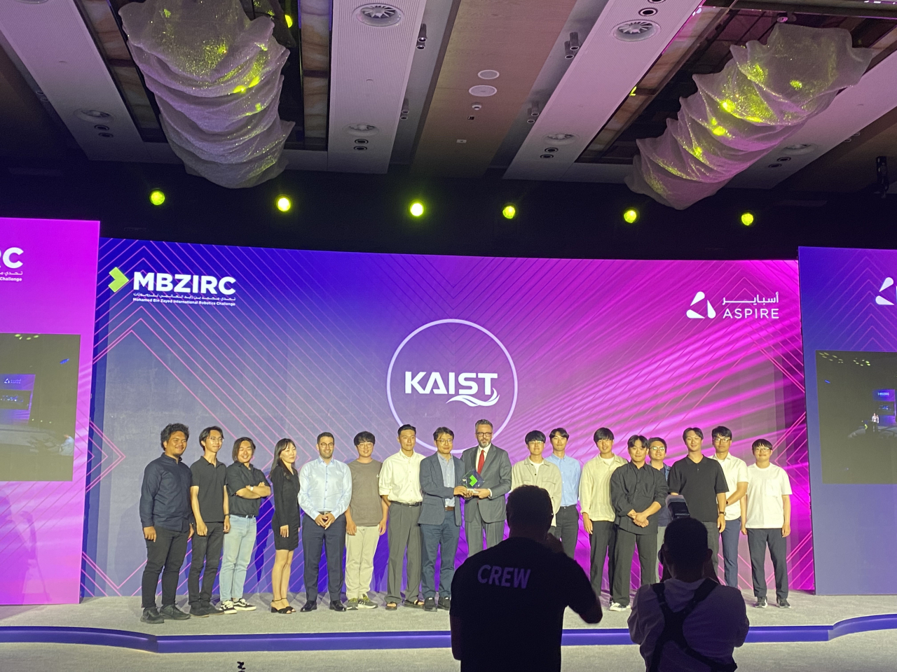 ‘Team KAIST’가 ‘MBZIRC 마리타임 그랜드 챌린지’ 시상식에서 기념촬영을 하고 있다.[KAIST 제공]